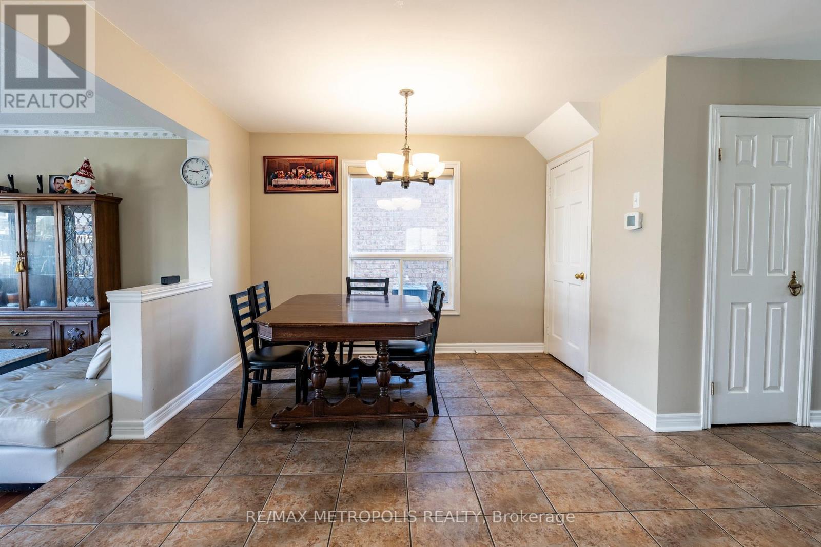 324 Colton Circle, Kitchener, Ontario  N2A 4K1 - Photo 10 - X12139462