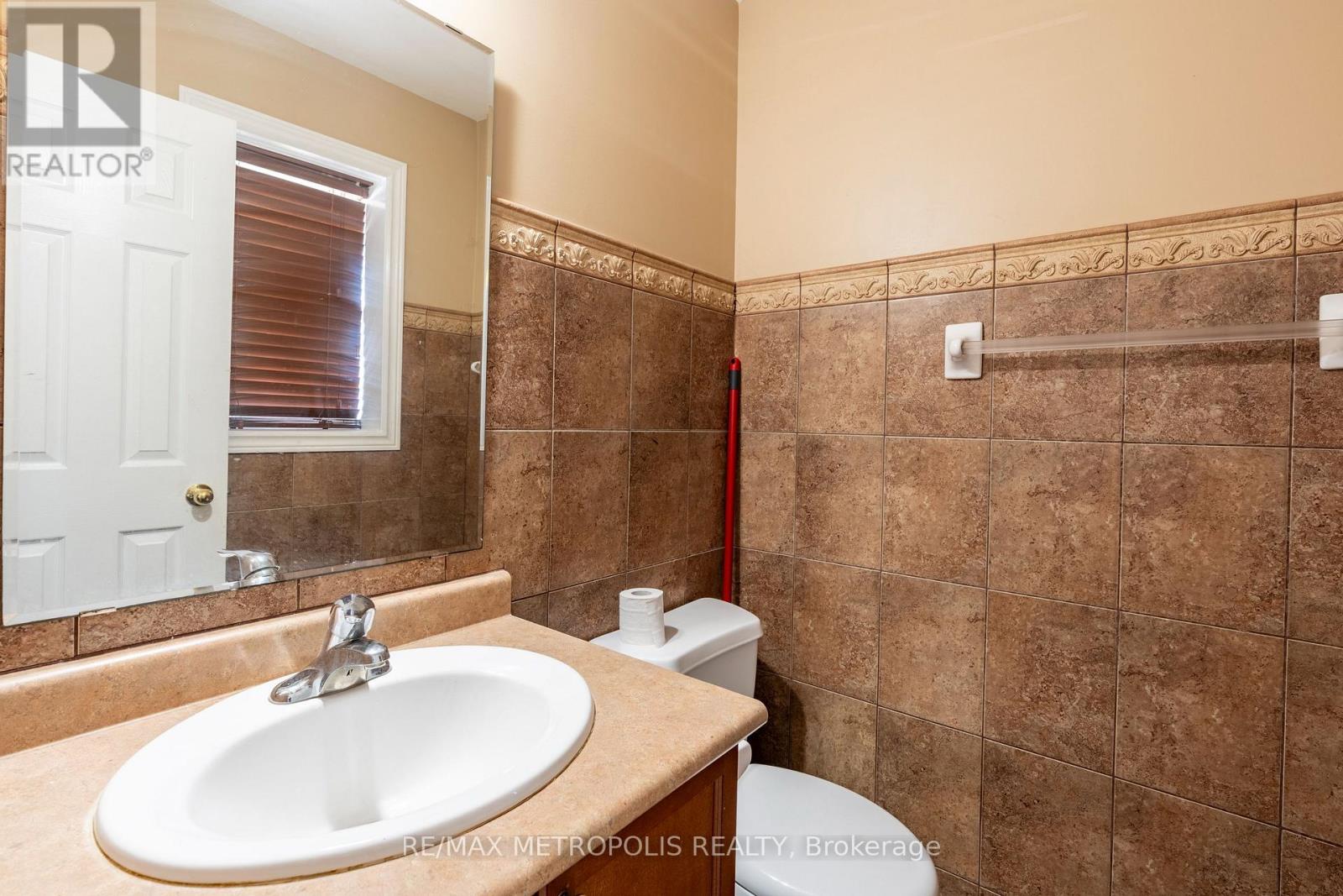 324 Colton Circle, Kitchener, Ontario  N2A 4K1 - Photo 6 - X12139462