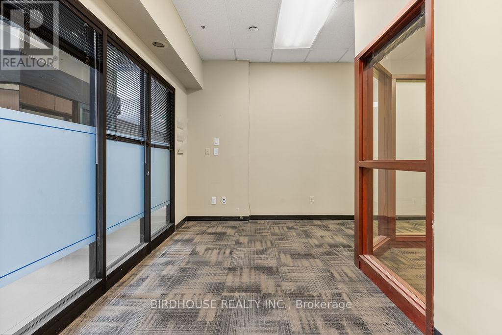 105 - 189 Kent Street W, Kawartha Lakes, Ontario  K9V 5G6 - Photo 2 - X12110394