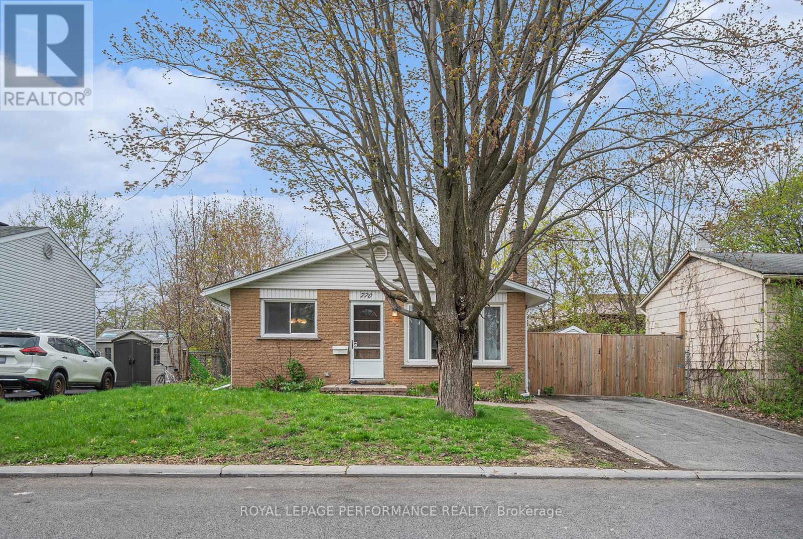 770 Eastvale Drive, Ottawa, Ontario  K1J 6Z6 - Photo 2 - X12139551