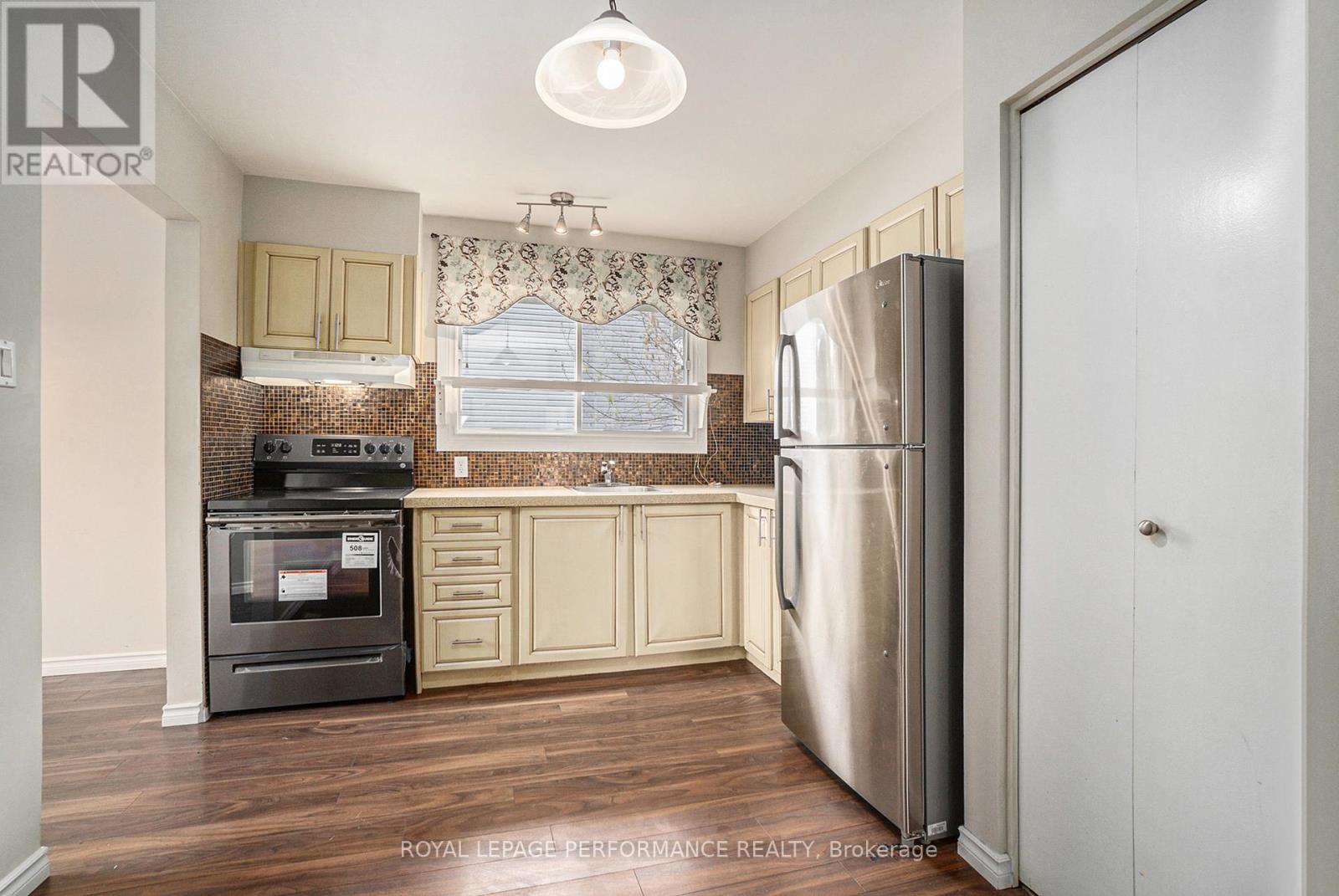 770 Eastvale Drive, Ottawa, Ontario  K1J 6Z6 - Photo 5 - X12139551