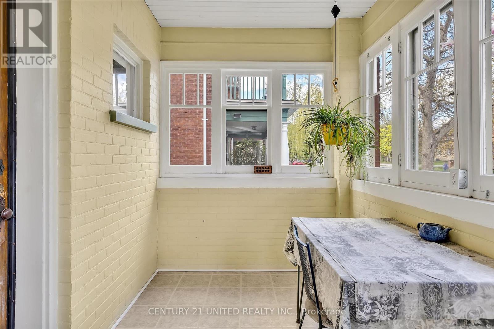 311 Pearl Avenue, Peterborough Central, Ontario  K9J 5G4 - Photo 7 - X12139632