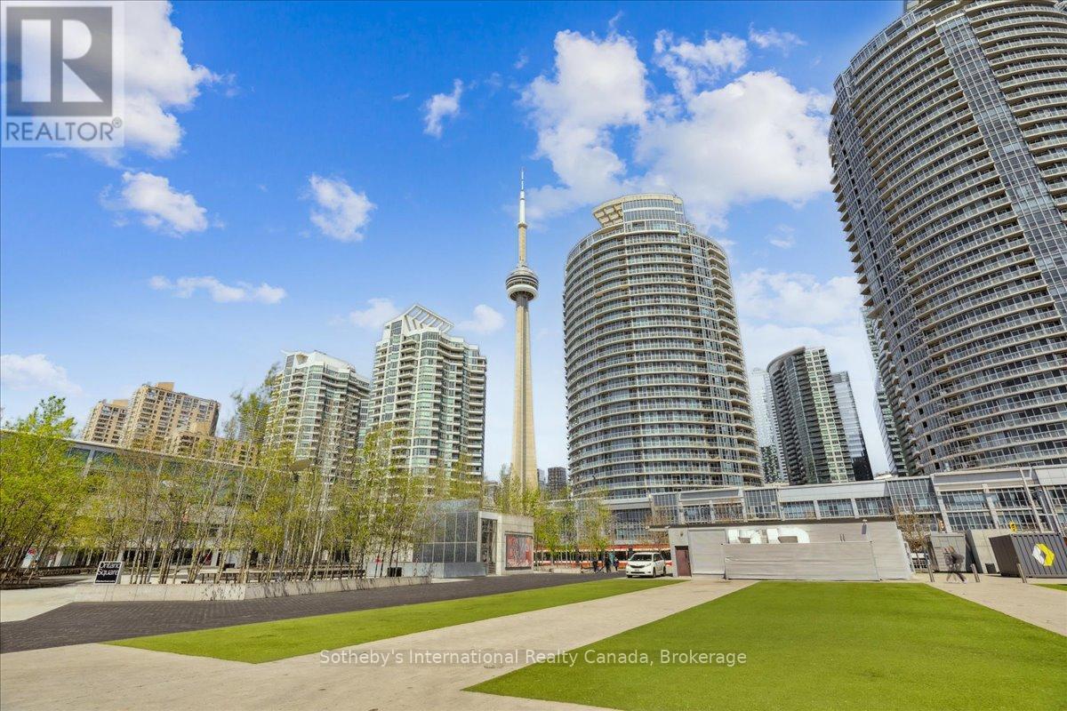1804 - 218 Queens Quay W, Toronto, Ontario  M5J 2Y6 - Photo 2 - C12139623
