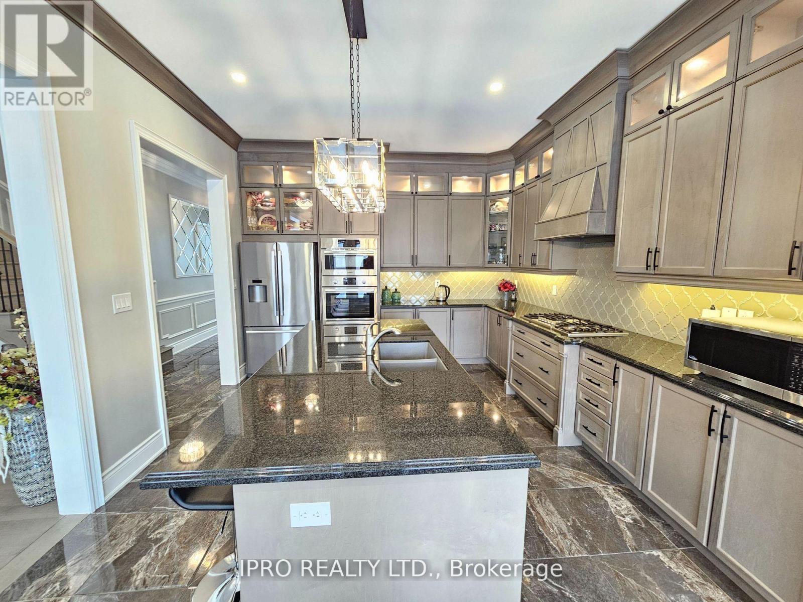 227 Humphrey Street, Hamilton, Ontario  L8B 1X4 - Photo 11 - X12139643