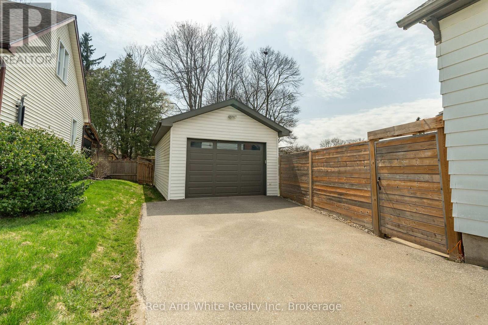 Property at 227 BRIDGEPORT ROAD E image 4