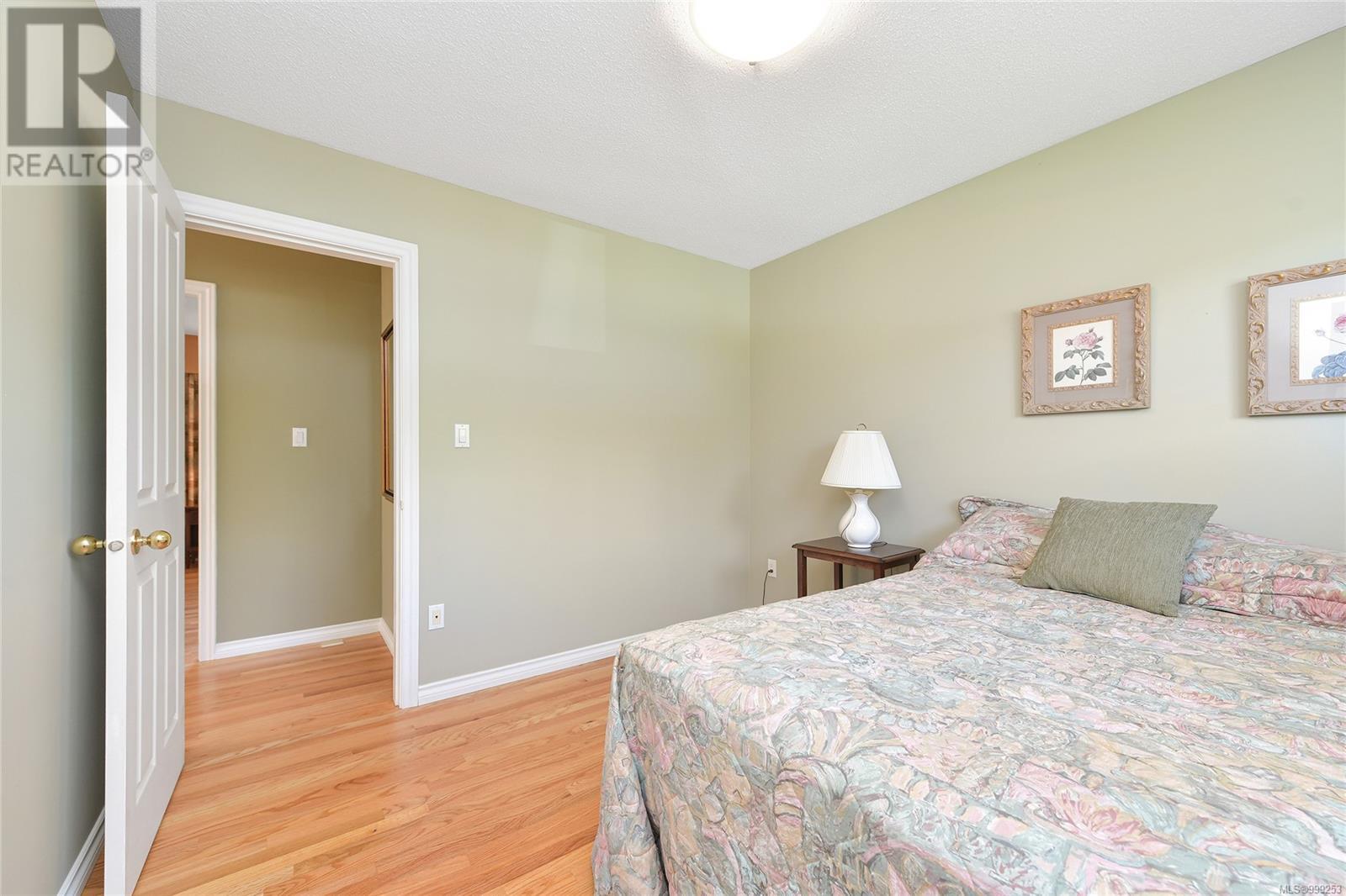 1123 Jolivet Cres, Saanich, British Columbia  V8X 3P3 - Photo 22 - 999253