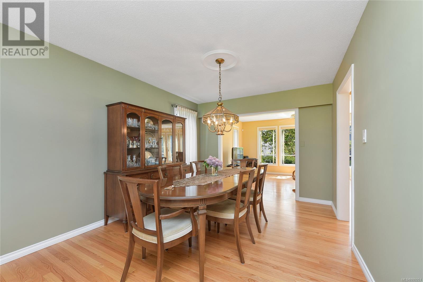 1123 Jolivet Cres, Saanich, British Columbia  V8X 3P3 - Photo 7 - 999253