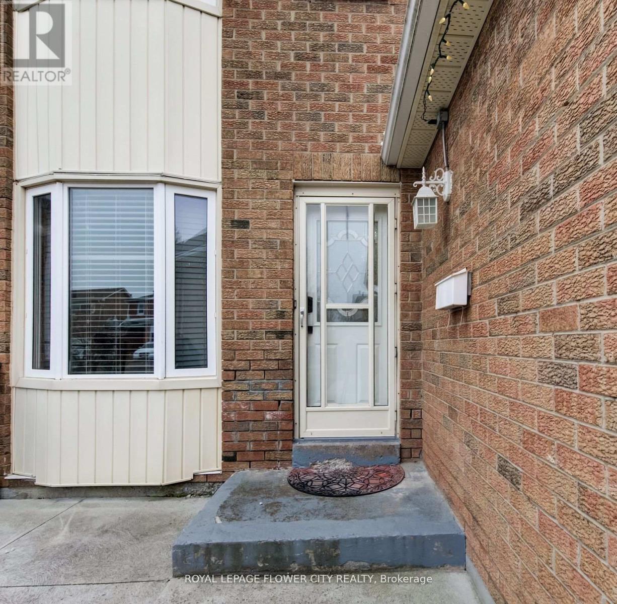23 Driftwood Crescent, Brampton, Ontario  L6Z 2C3 - Photo 3 - W12139687