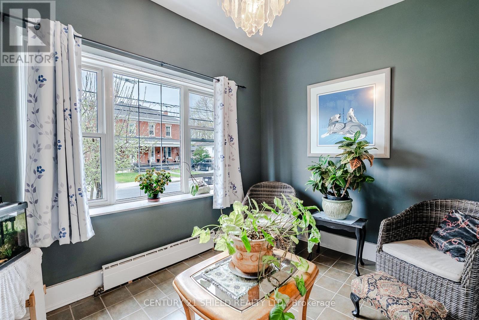 Property at 114 GLOUCESTER STREET N image 5