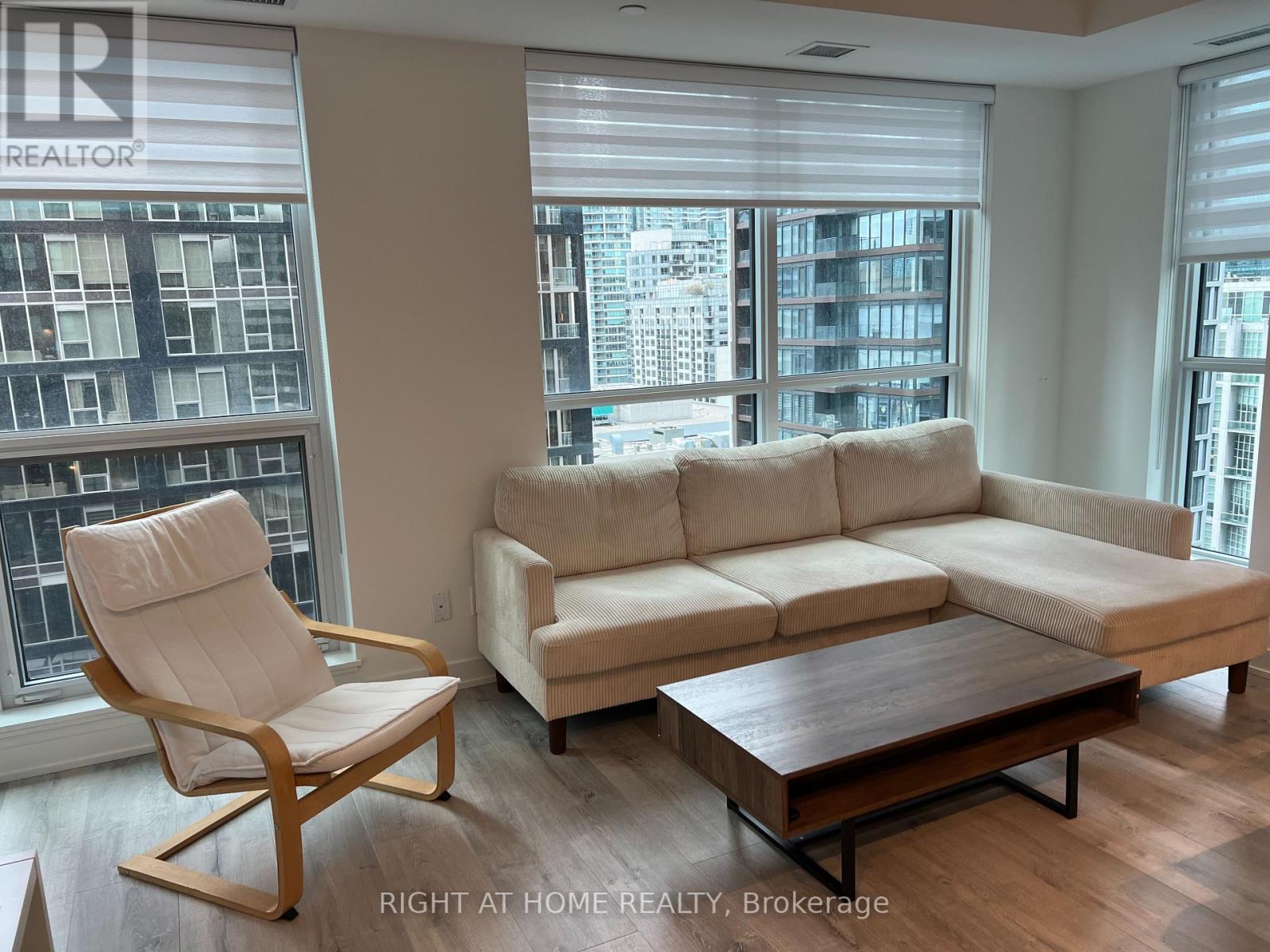 1703 - 327 King Street W, Toronto, Ontario  M5V 0W7 - Photo 9 - C12139750
