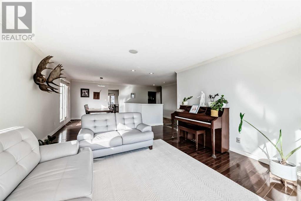 335 Oakfern Way Sw, Calgary, Alberta  T2V 4K2 - Photo 4 - A2217900