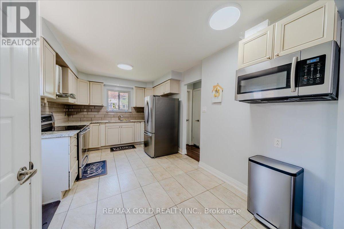 18 Markham Street, Brampton, Ontario  L6S 2X7 - Photo 16 - W12139715