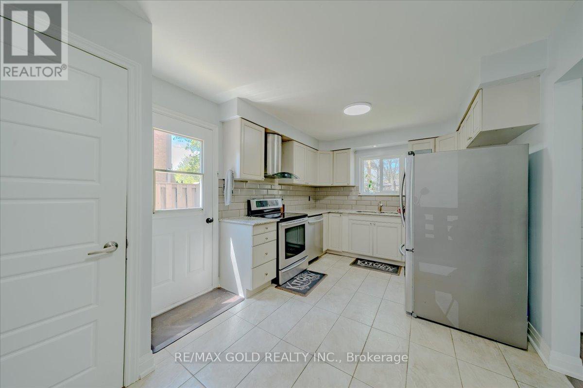 18 Markham Street, Brampton, Ontario  L6S 2X7 - Photo 17 - W12139715