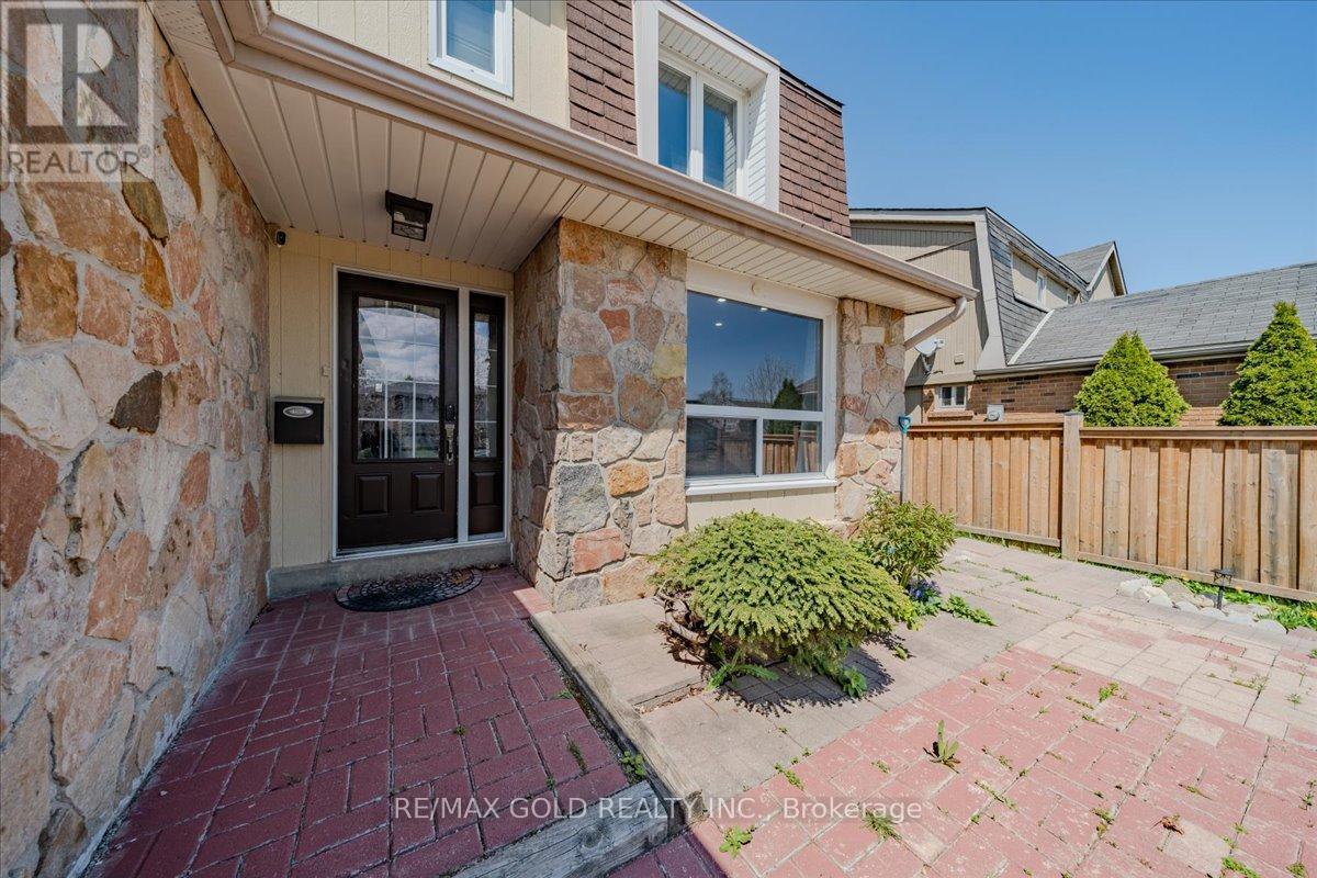 18 Markham Street, Brampton, Ontario  L6S 2X7 - Photo 5 - W12139715