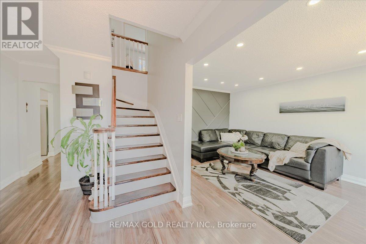 18 Markham Street, Brampton, Ontario  L6S 2X7 - Photo 6 - W12139715