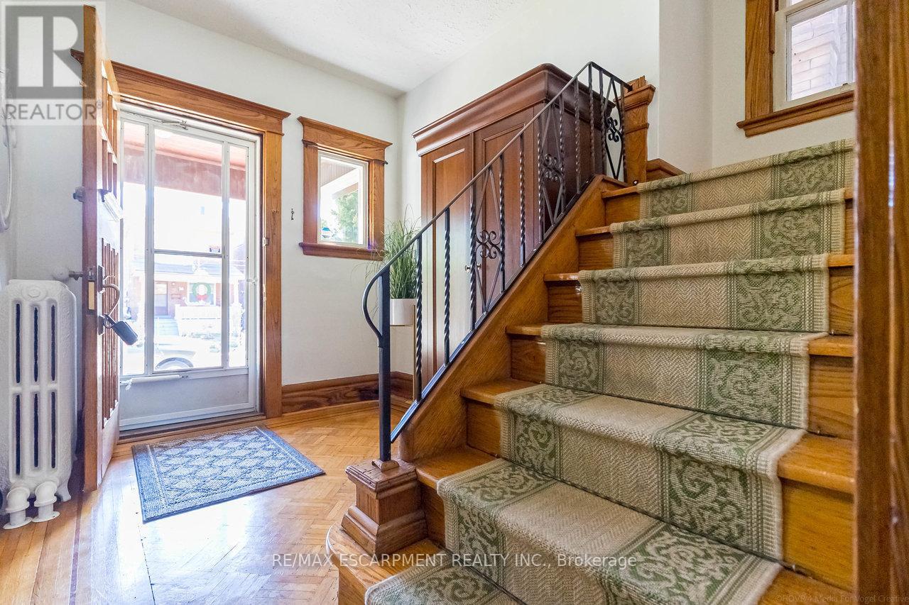 27 Elm Street, Hamilton, Ontario  L8M 1Y2 - Photo 5 - X12139803