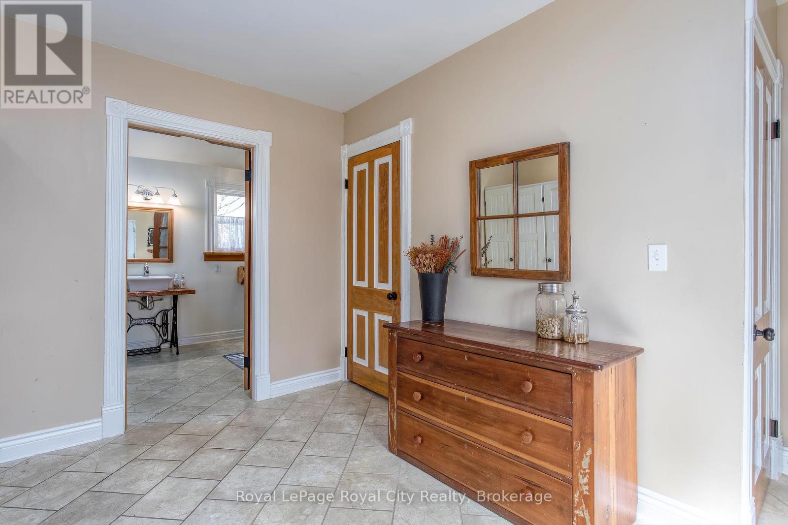 15 Catherine Street N, Mapleton, Ontario  N0G 2K0 - Photo 10 - X12137433