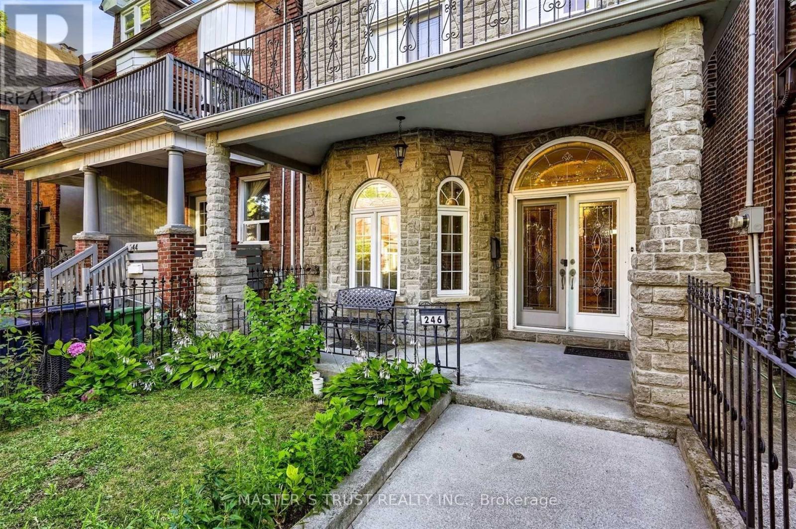 Main Floor - 246 Major Street, Toronto, Ontario  M5S 2L6 - Photo 2 - C12139854