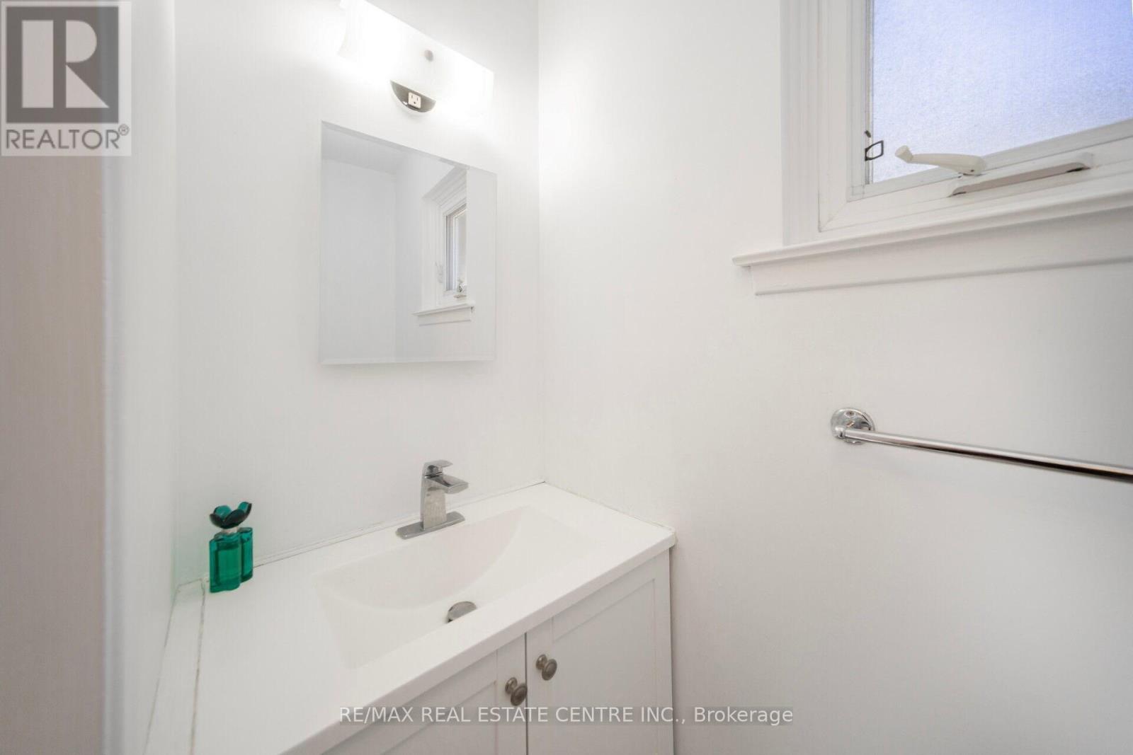 60 Chipwood Crescent, Brampton, Ontario  L6V 2E5 - Photo 11 - W12139876