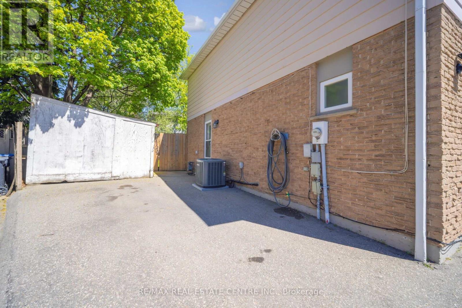 60 Chipwood Crescent, Brampton, Ontario  L6V 2E5 - Photo 5 - W12139876