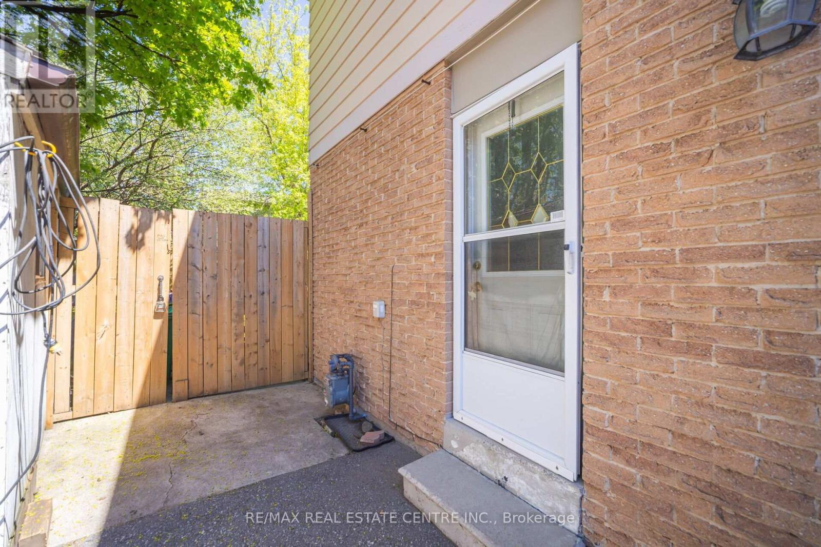60 Chipwood Crescent, Brampton, Ontario  L6V 2E5 - Photo 6 - W12139876