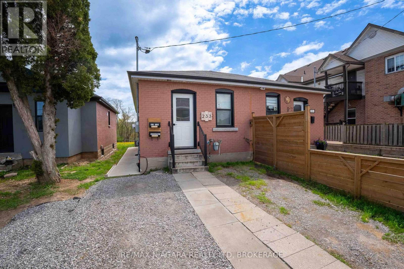 233 Pelham Road, St. Catharines, Ontario  L2S 1W8 - Photo 2 - X12139909