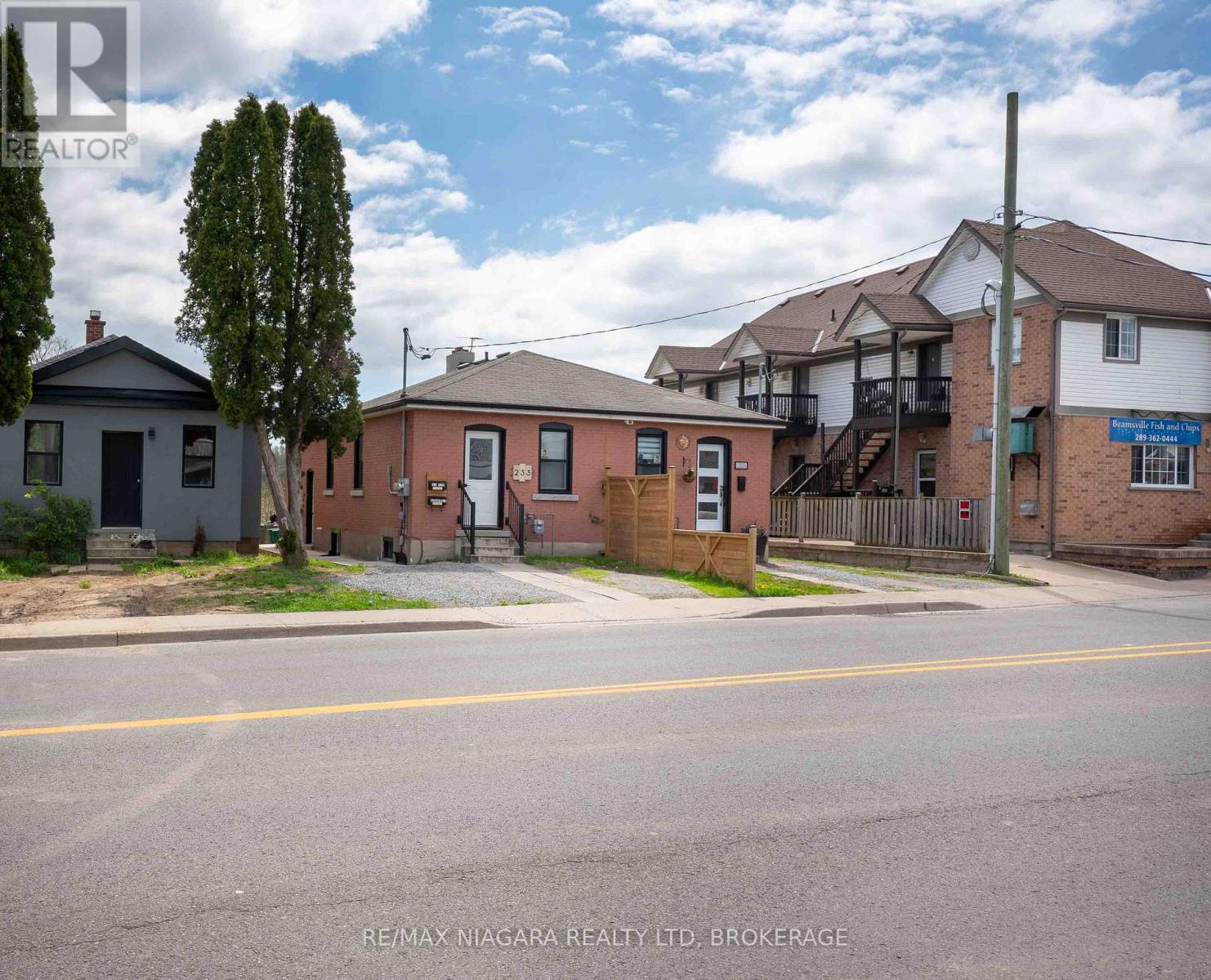 233 Pelham Road, St. Catharines, Ontario  L2S 1W8 - Photo 4 - X12139909