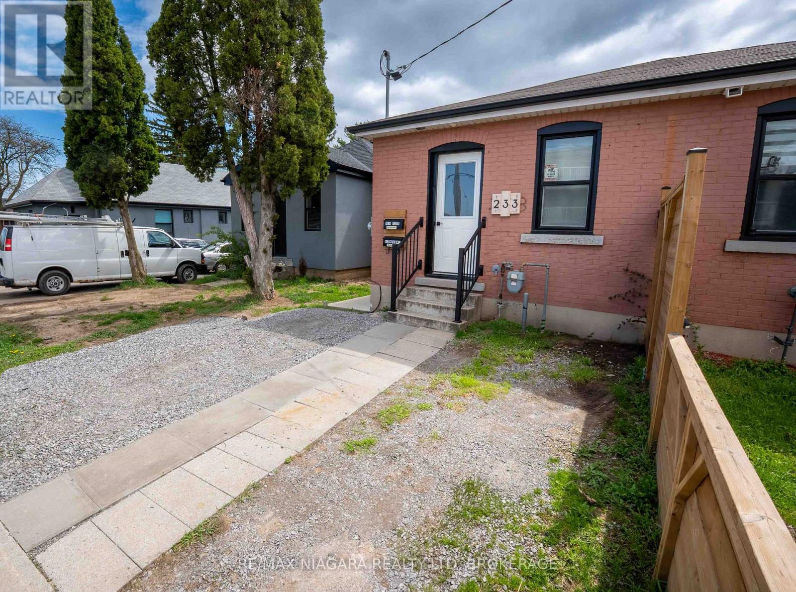 233 Pelham Road, St. Catharines, Ontario  L2S 1W8 - Photo 5 - X12139909