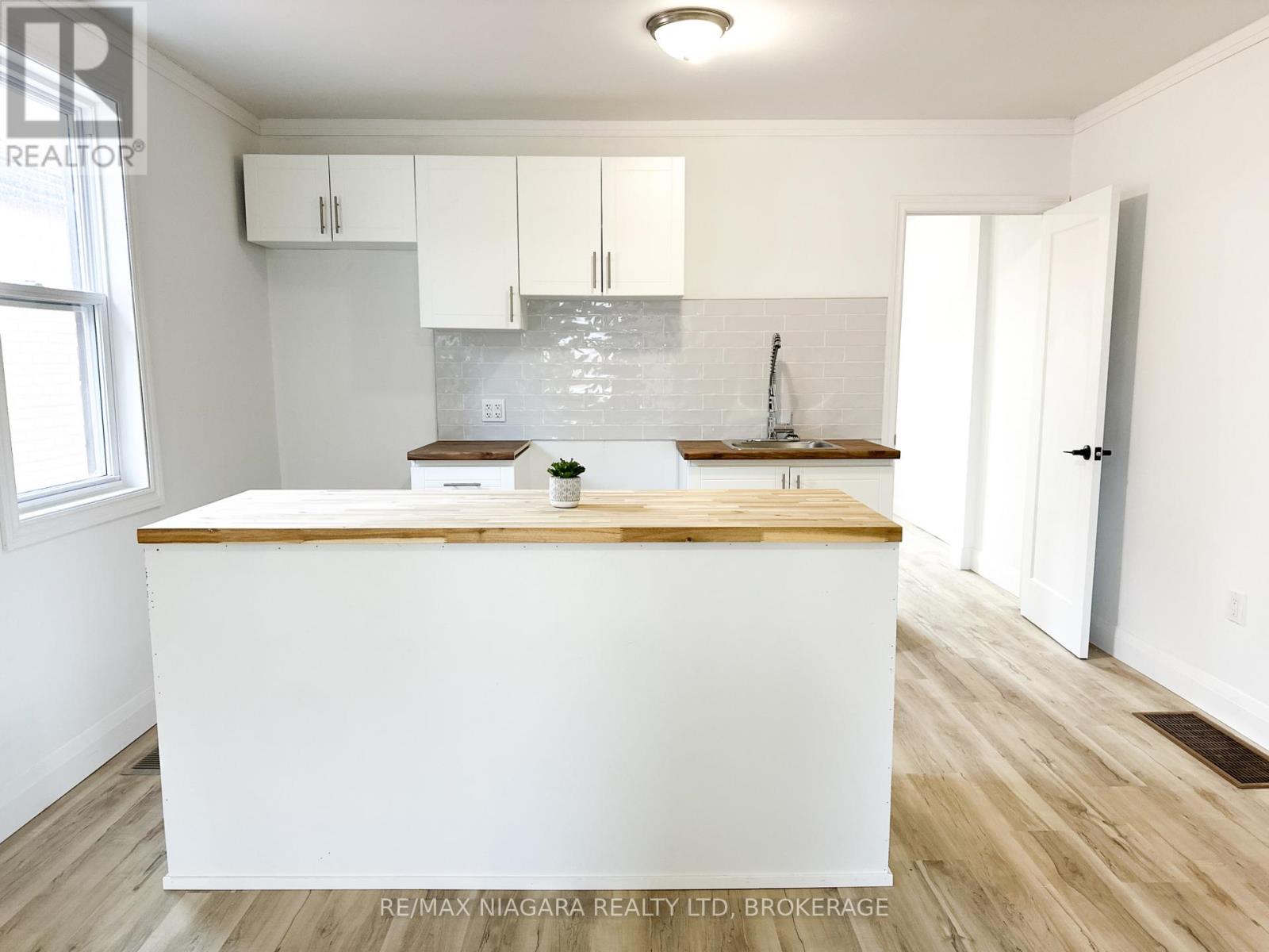 233 Pelham Road, St. Catharines (Western Hill), Ontario  L2S 1W8 - Photo 9 - X12139909