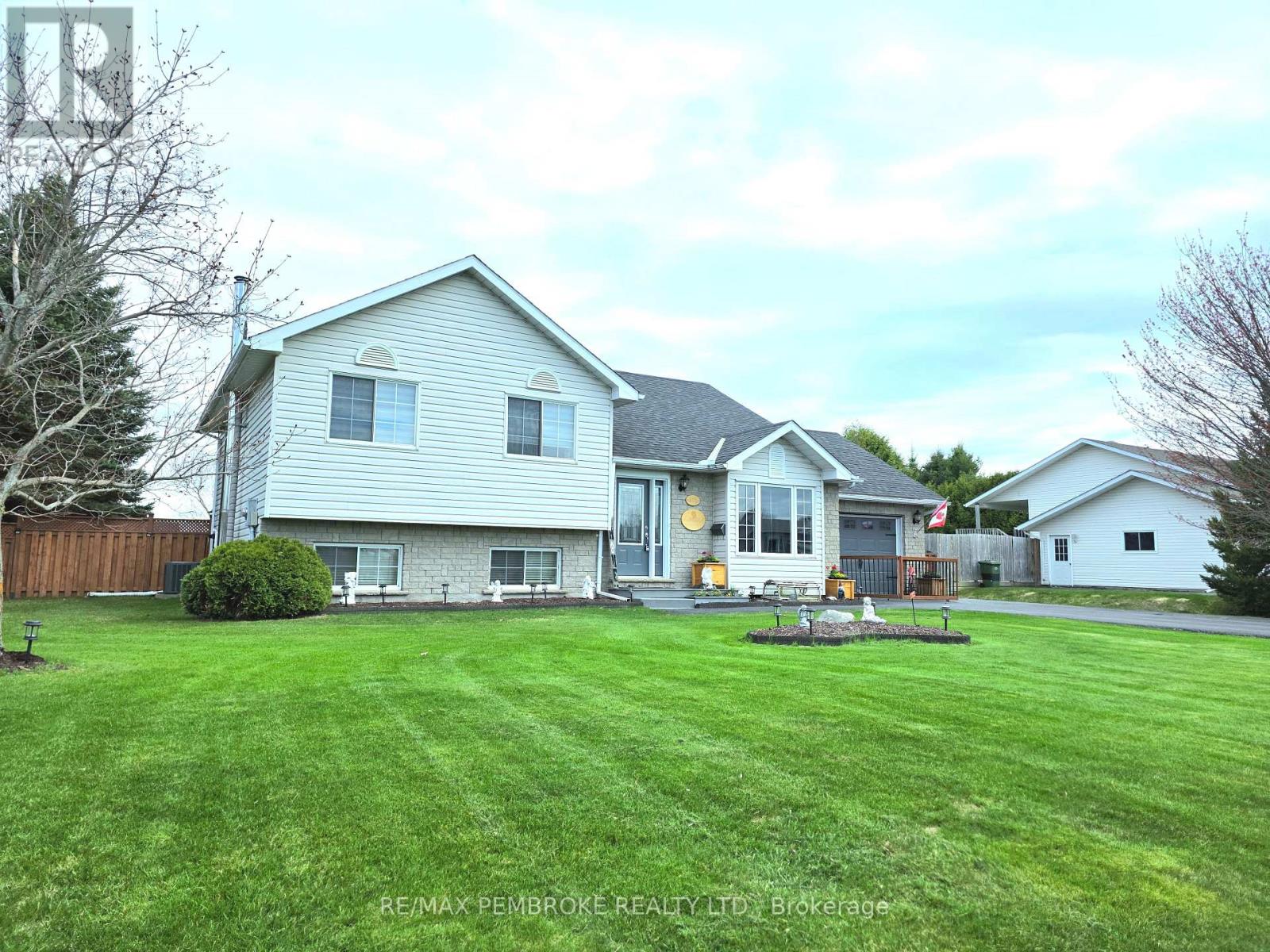 165 Pleasant View Drive, Laurentian Valley, Ontario  K8B 1B8 - Photo 7 - X12122826