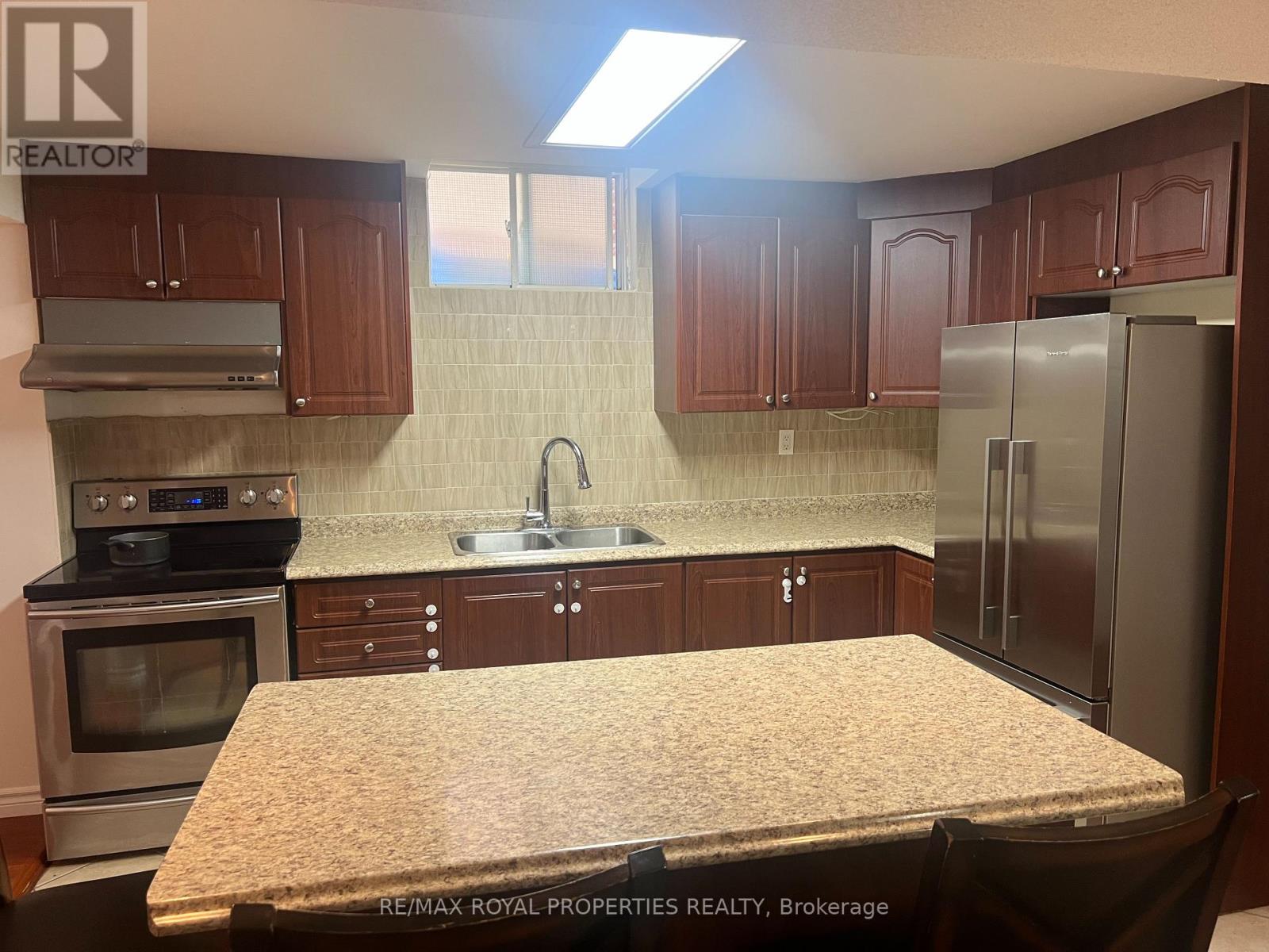 18 Riverglen Street N, Brampton, Ontario  L6P 3C1 - Photo 12 - W12139949