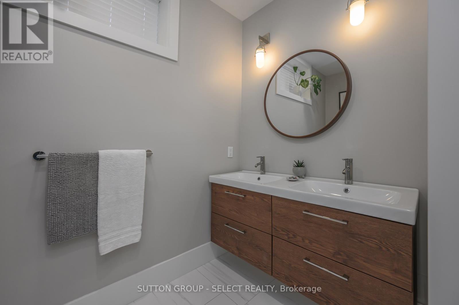 185 Commissioners Road E, London South, Ontario  N6C 2S9 - Photo 28 - X12139974