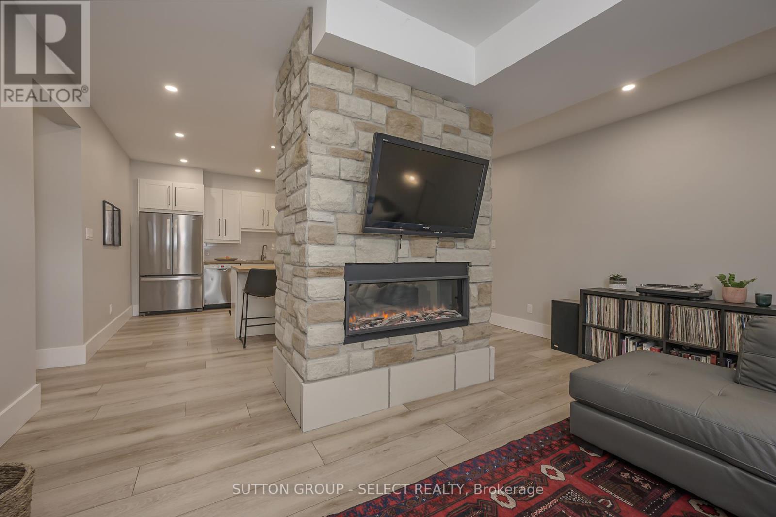 185 Commissioners Road E, London South, Ontario  N6C 2S9 - Photo 30 - X12139974