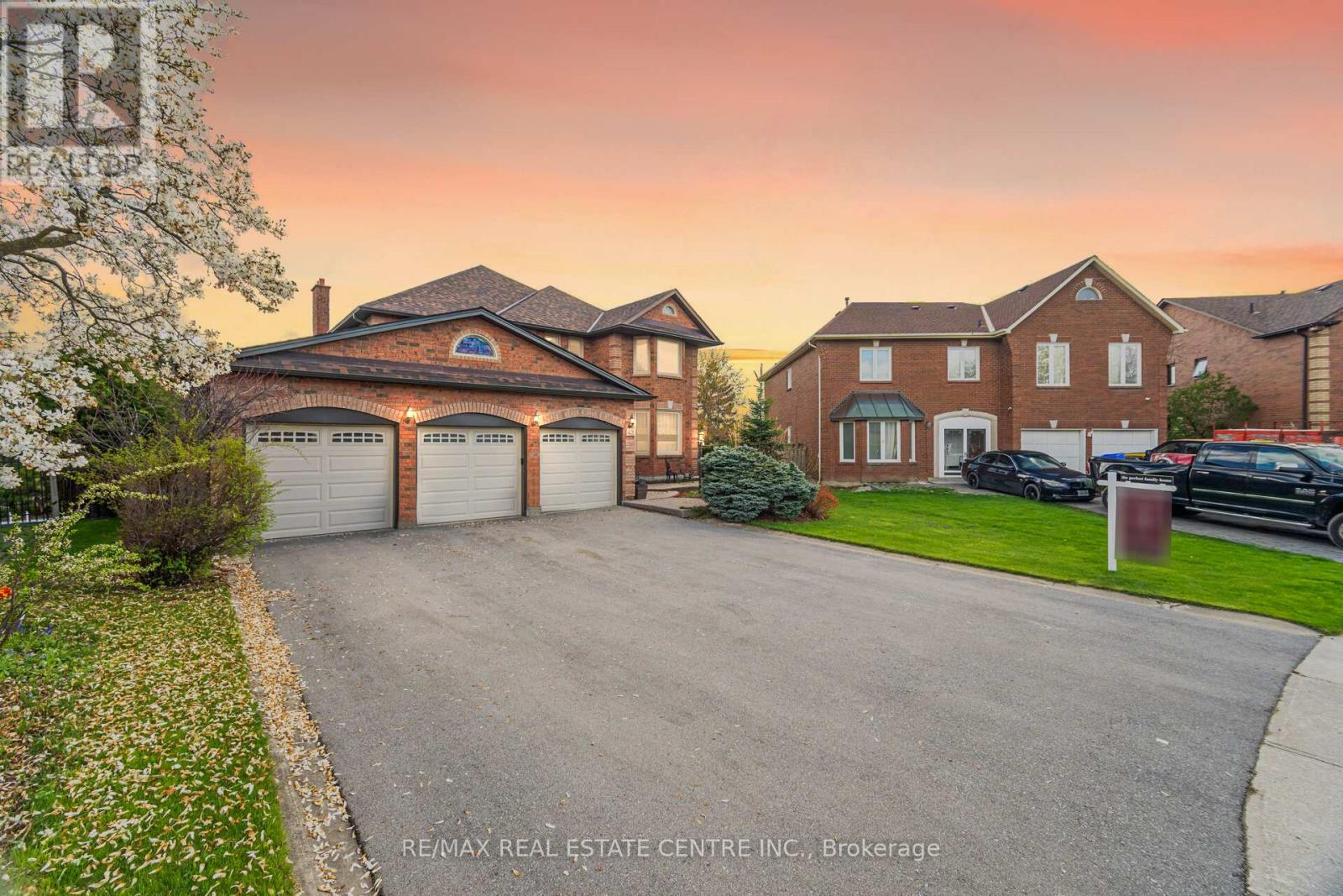 42 Fernbrook Crescent, Brampton, Ontario  L6Z 3P2 - Photo 2 - W12135386