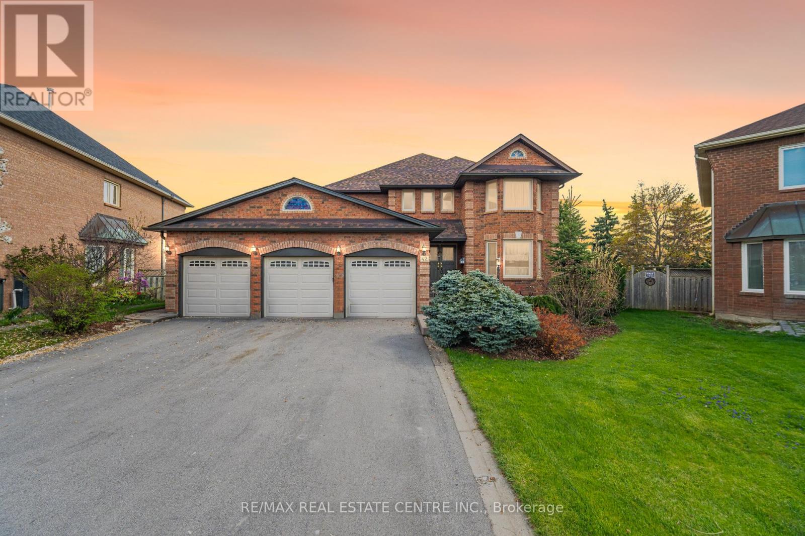 Property at 42 FERNBROOK CRESCENT image 3