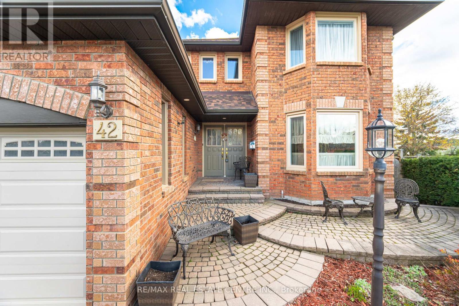 Property at 42 FERNBROOK CRESCENT image 4