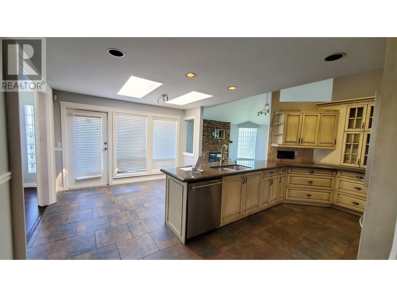 Listing Picture 12 of 31 : 9588 CAPSTAN WAY, Richmond / 烈治文 - 魯藝地產 Yvonne Lu Group - MLS Medallion Club Member