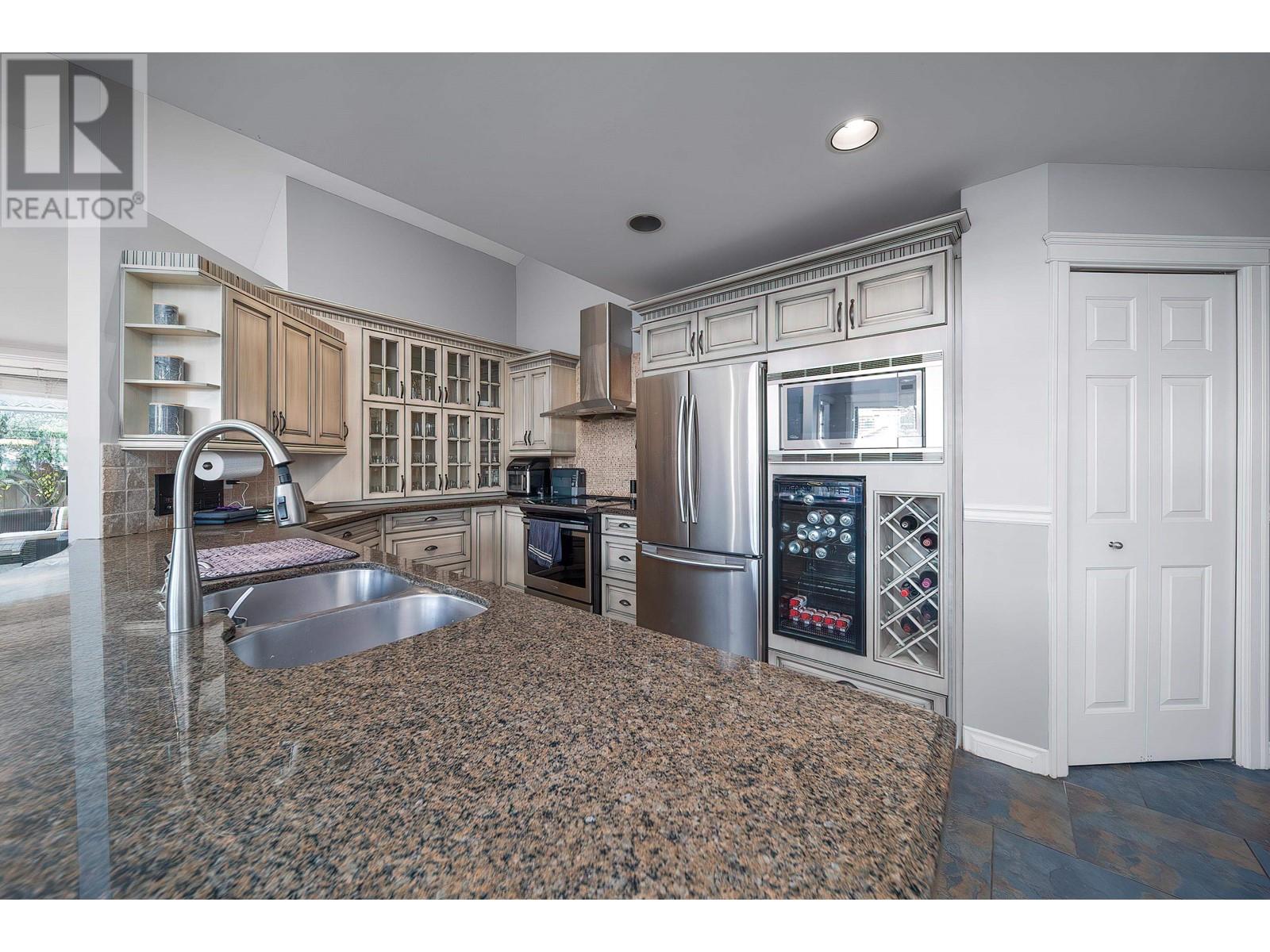 Listing Picture 17 of 31 : 9588 CAPSTAN WAY, Richmond / 烈治文 - 魯藝地產 Yvonne Lu Group - MLS Medallion Club Member