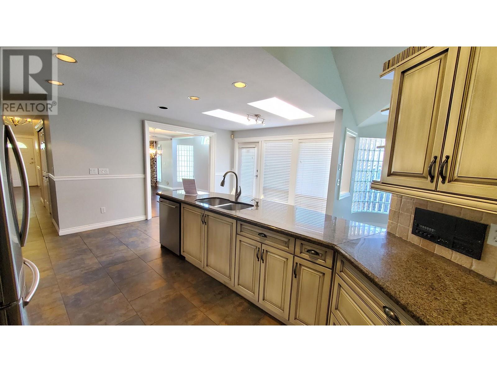 Listing Picture 14 of 31 : 9588 CAPSTAN WAY, Richmond / 烈治文 - 魯藝地產 Yvonne Lu Group - MLS Medallion Club Member