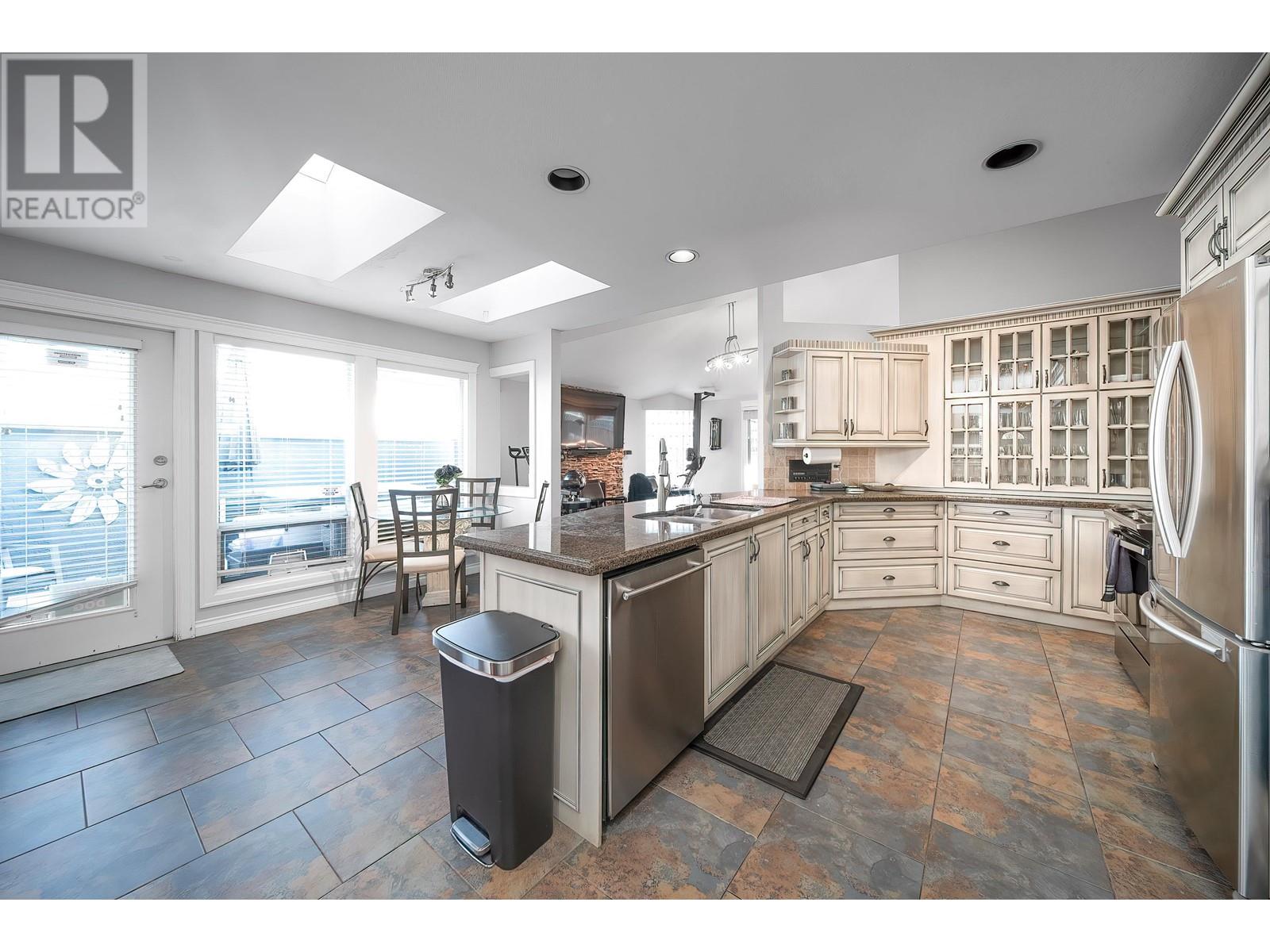 Listing Picture 15 of 31 : 9588 CAPSTAN WAY, Richmond / 烈治文 - 魯藝地產 Yvonne Lu Group - MLS Medallion Club Member