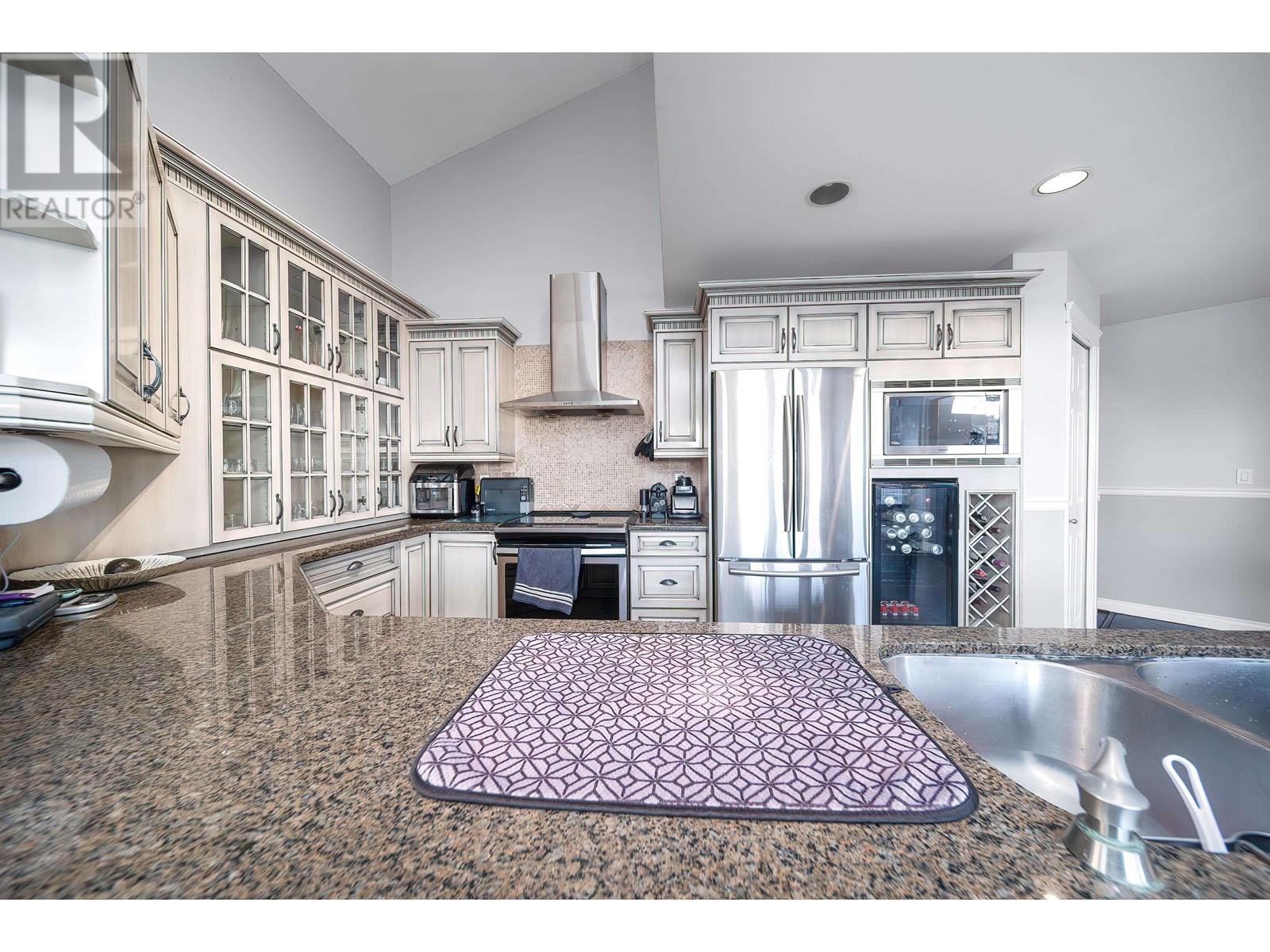 Listing Picture 16 of 31 : 9588 CAPSTAN WAY, Richmond / 烈治文 - 魯藝地產 Yvonne Lu Group - MLS Medallion Club Member