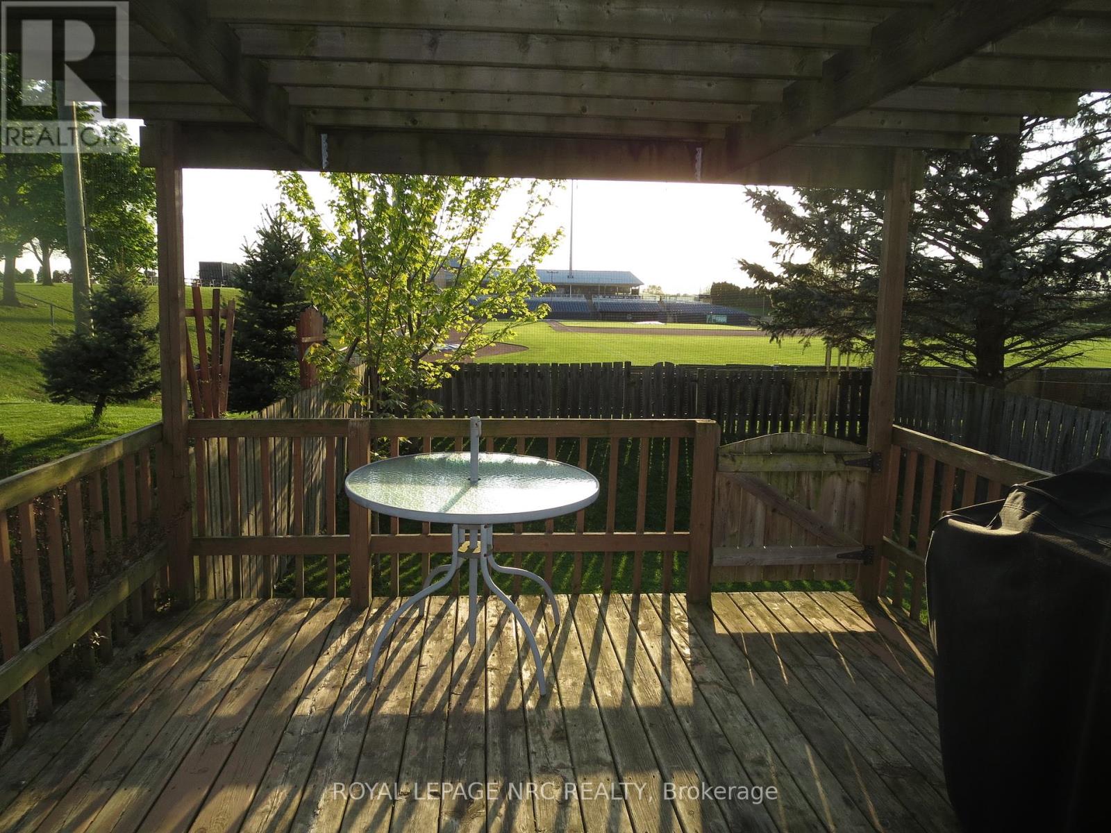 175 St.lawrence Drive W, Welland, Ontario  L3C 7H6 - Photo 3 - X12139561