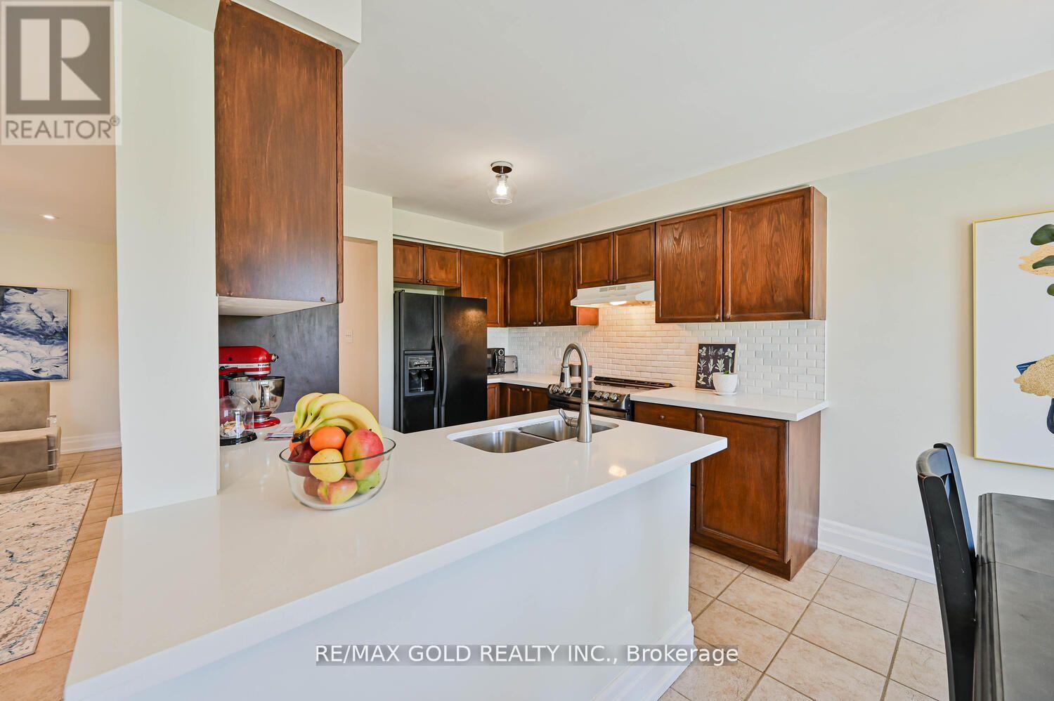 8 Willow Park Drive, Brampton, Ontario  L6R 2M9 - Photo 10 - W12129866
