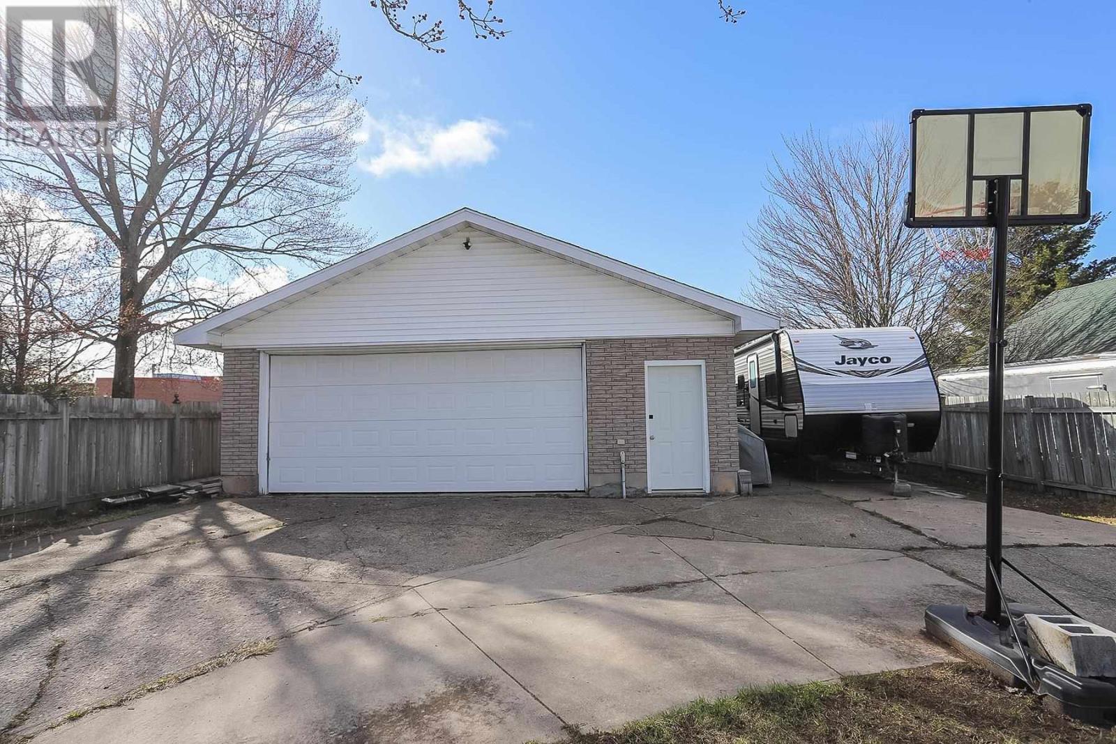 28 Robin St, Sault Ste. Marie, Ontario  P6A 5X9 - Photo 9 - SM250904