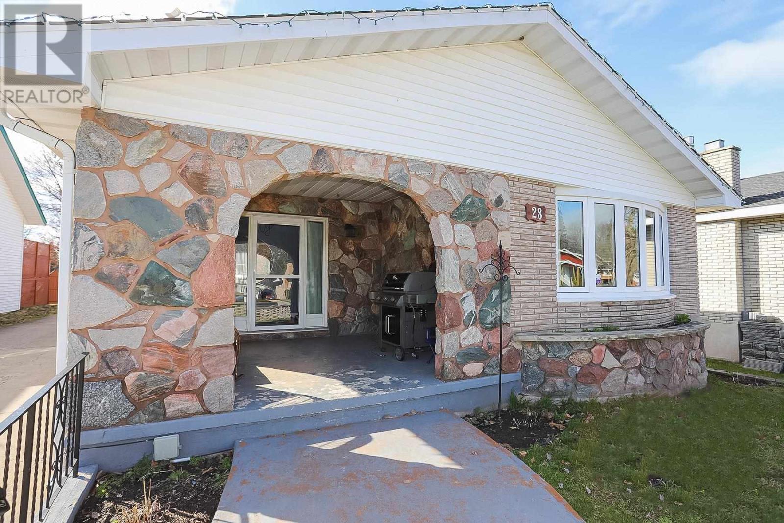 28 Robin St, Sault Ste. Marie, Ontario  P6A 5X9 - Photo 2 - SM250904