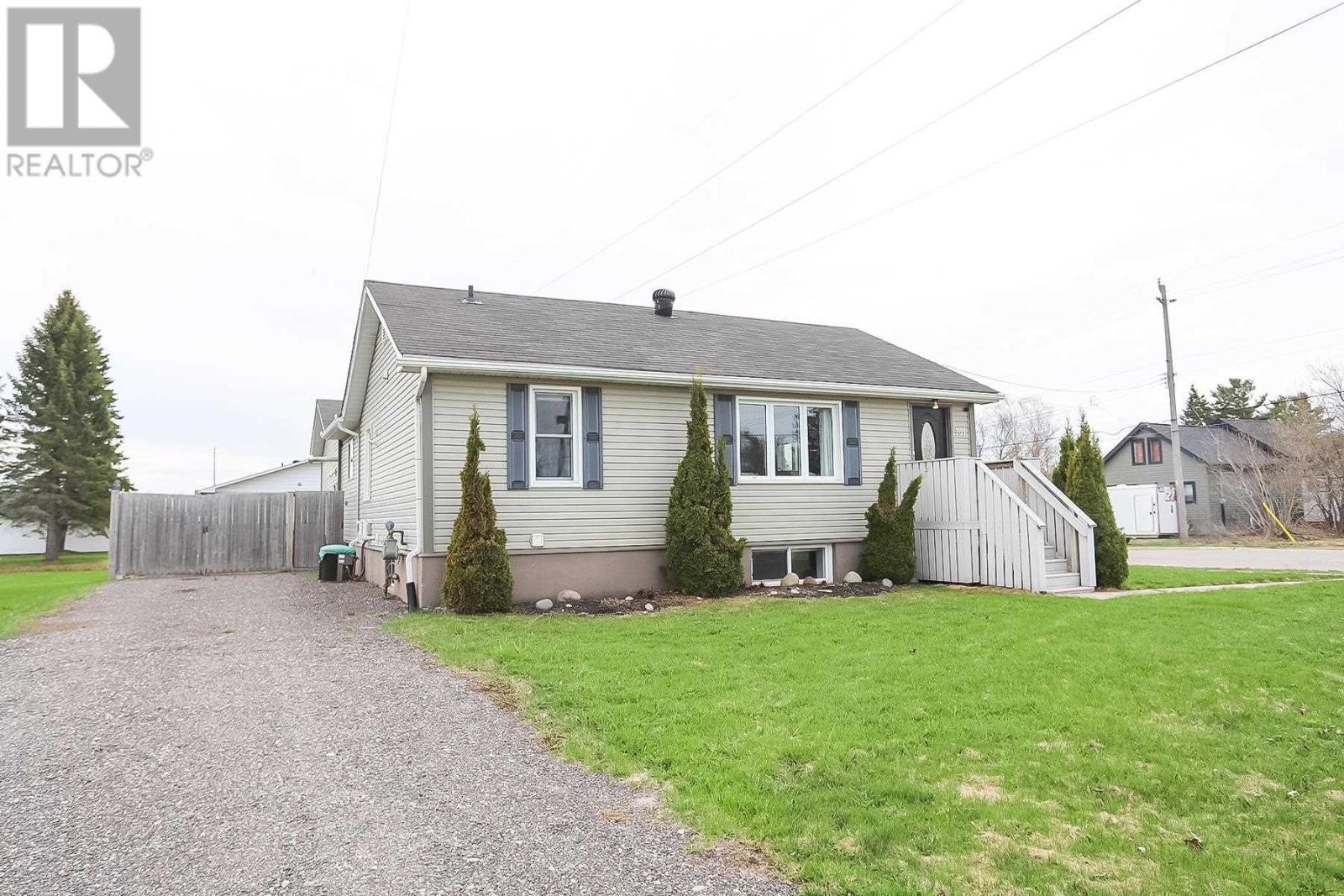 201 Churchill Ave, Sault Ste. Marie, Ontario  P6C 2P9 - Photo 3 - SM251010