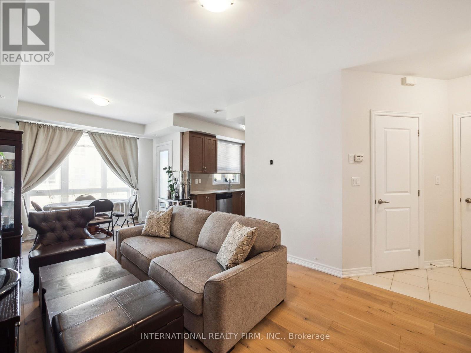 Property at 14 - 9621 JANE STREET image 3