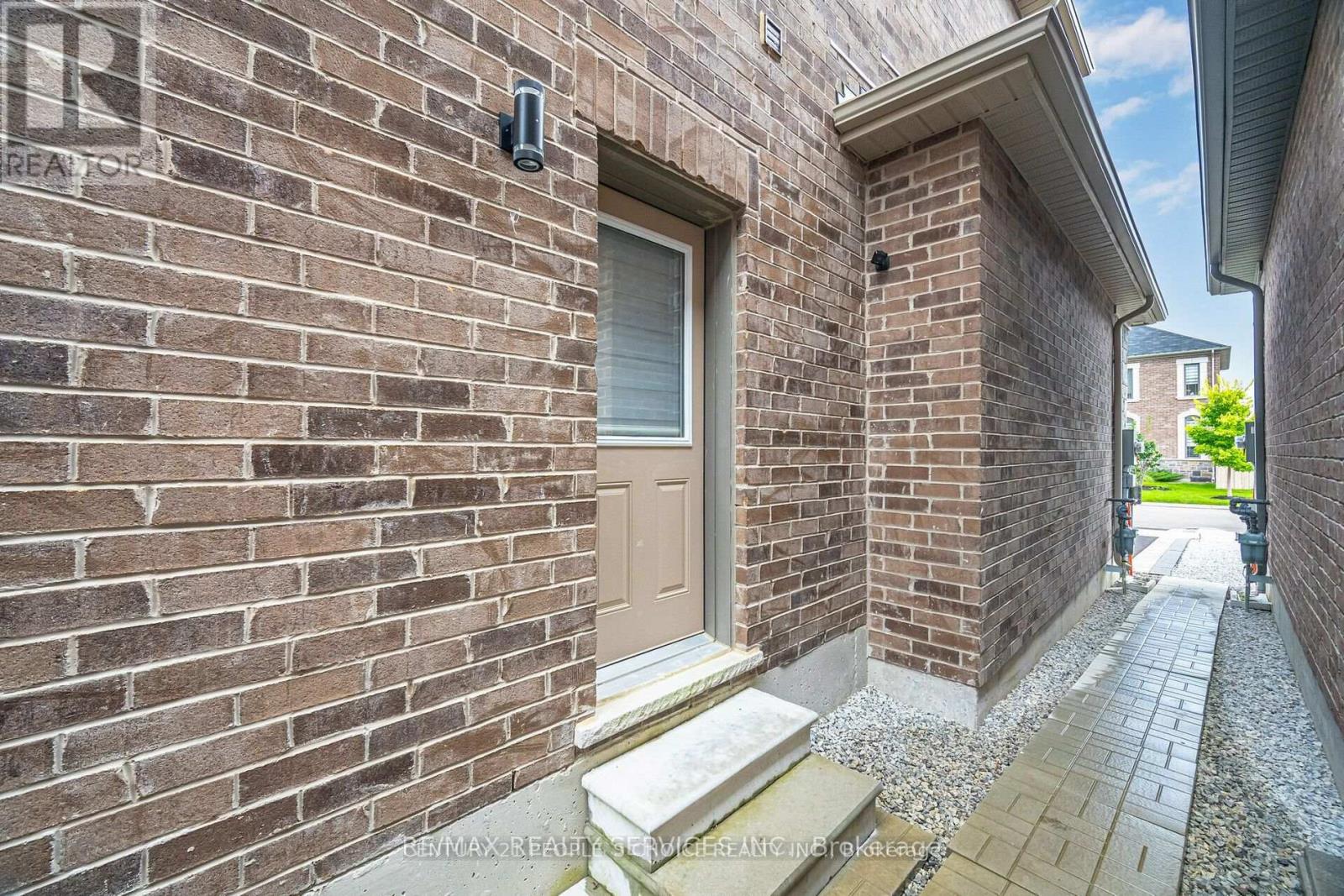 53 Ash Hill Avenue, Caledon, Ontario  L7C 4E8 - Photo 2 - W12140107