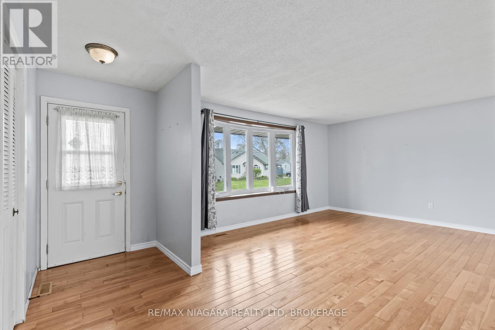 44 Ferguson Avenue, Fort Erie, Ontario  L2A 5J3 - Photo 7 - X12138263