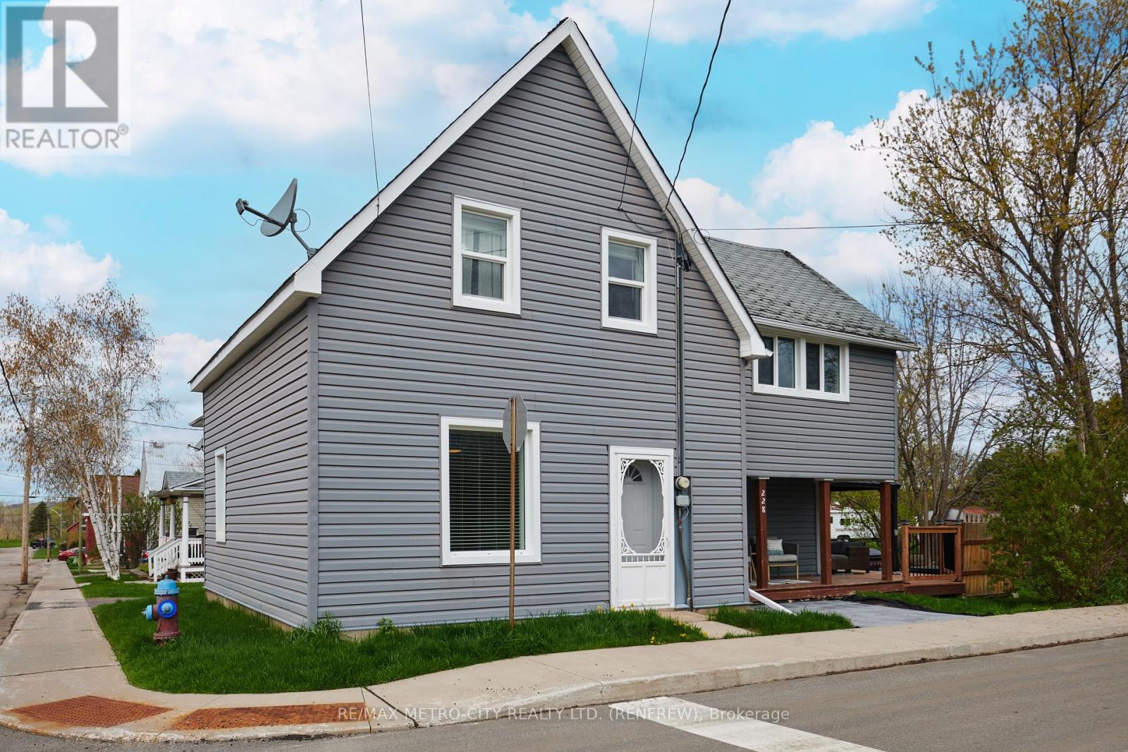 Property at 228 ARNPRIOR AVENUE image 1